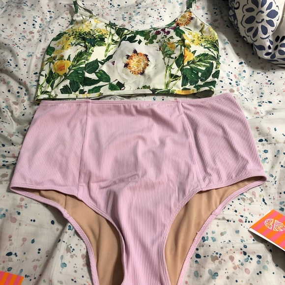 NWT Kortni Jeane whimsical floral XL v’d crop - Picture 5 of 8